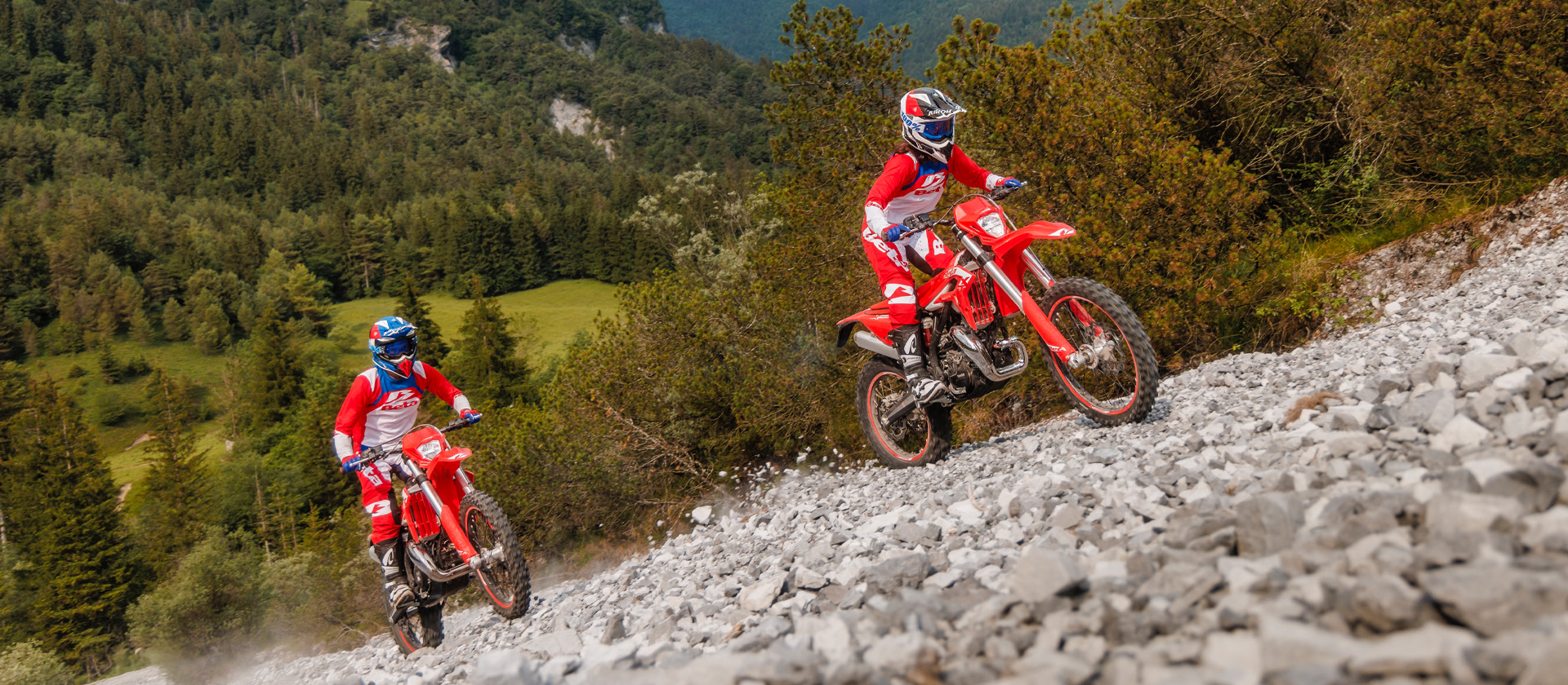 Beta Xtrainer MY27 recorriendo terreno off-road