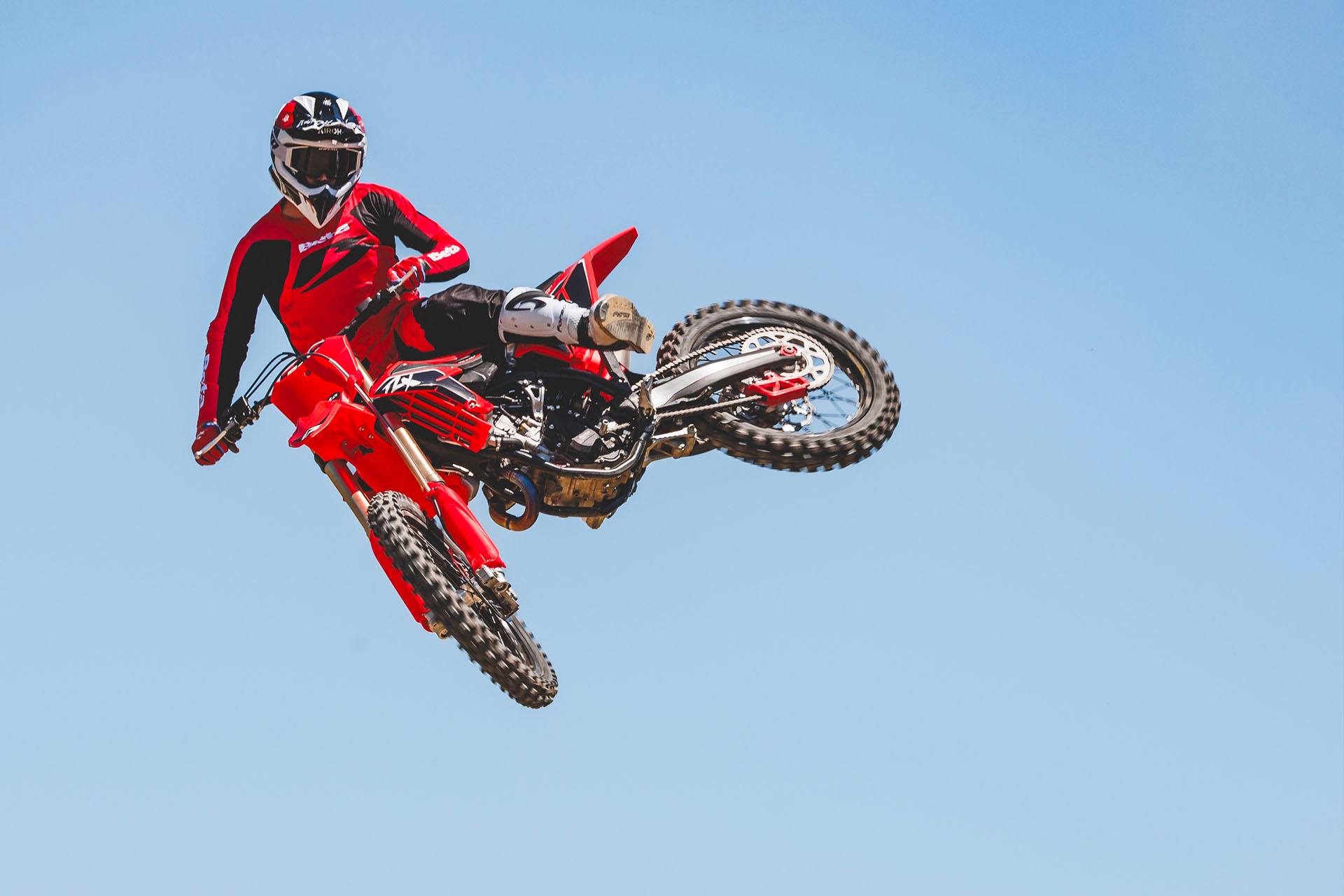 RX 250 F, vista editorial 4