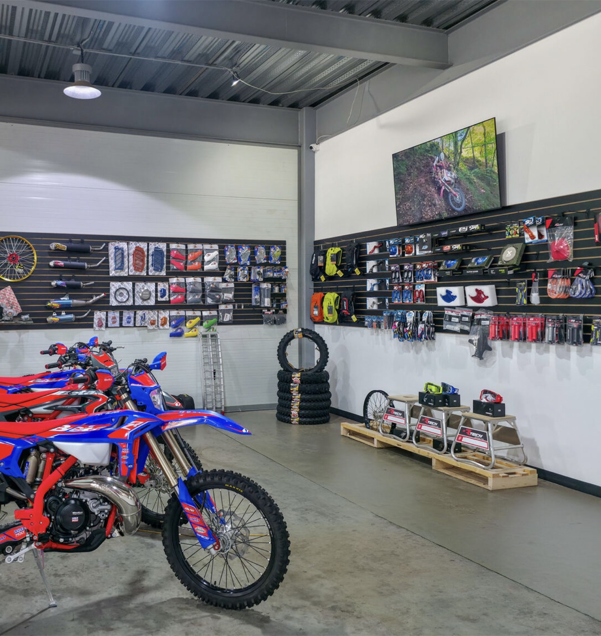 Exhibición de repuestos y accesorios para motocicletas Beta