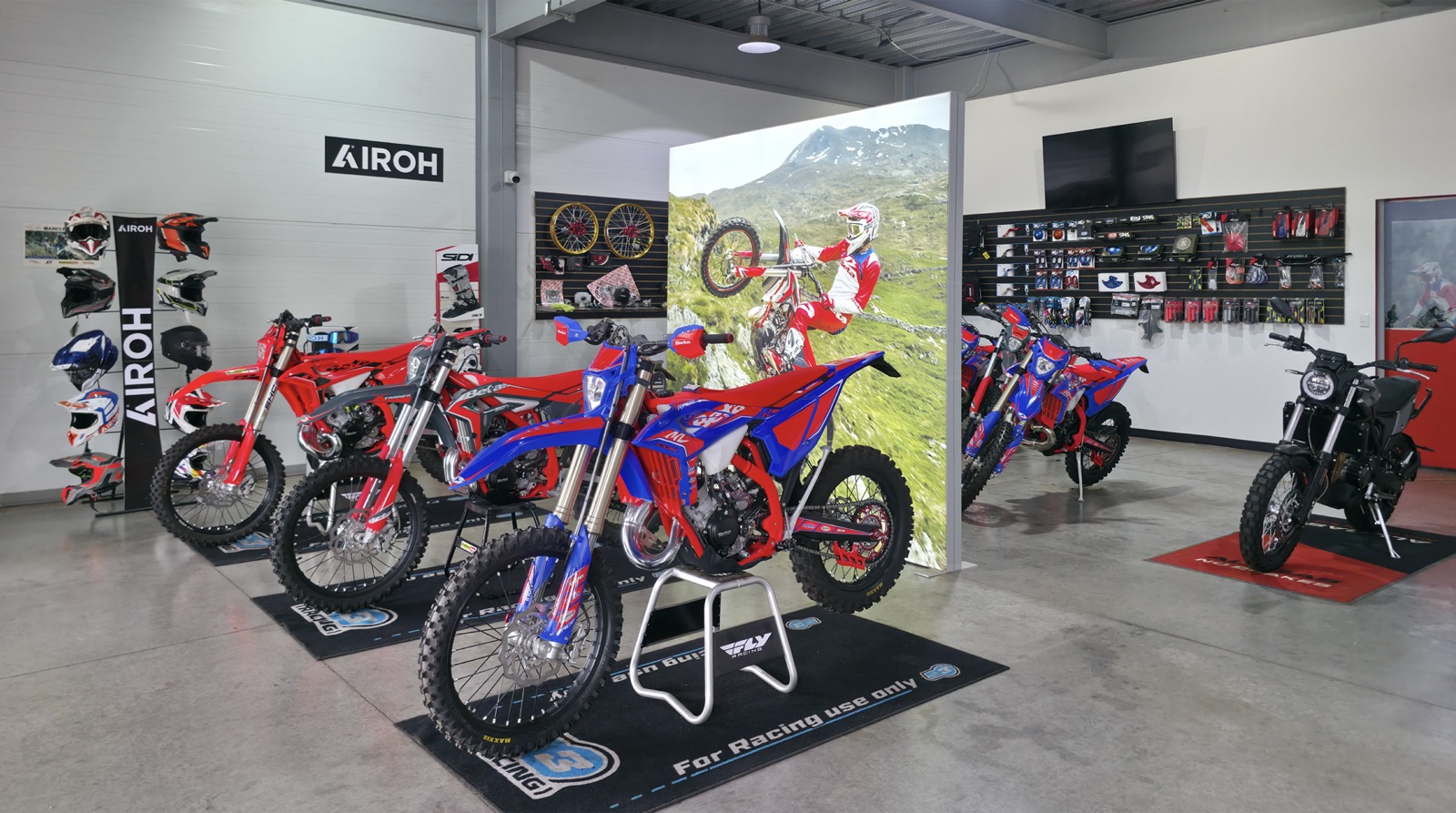 Showroom Beta Costa Rica con motocicletas y accesorios